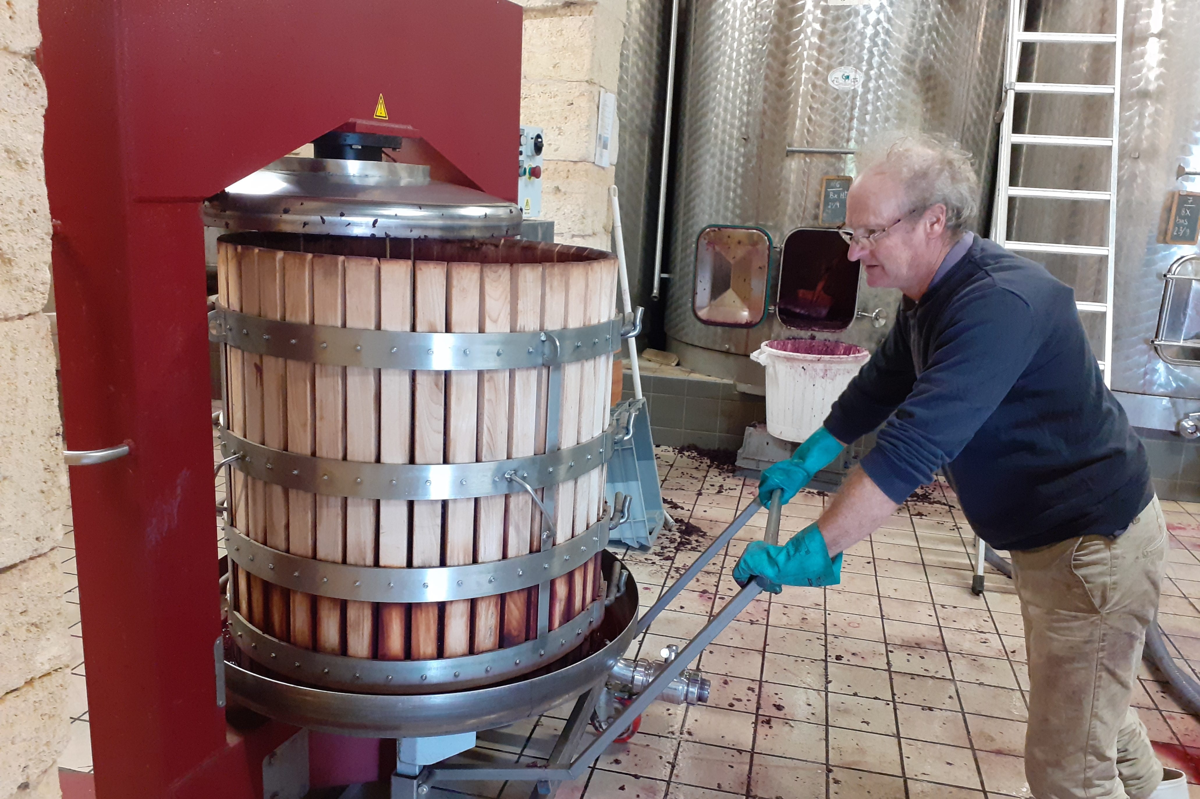 Pressurage du marc au château Les Cabannes par Peter