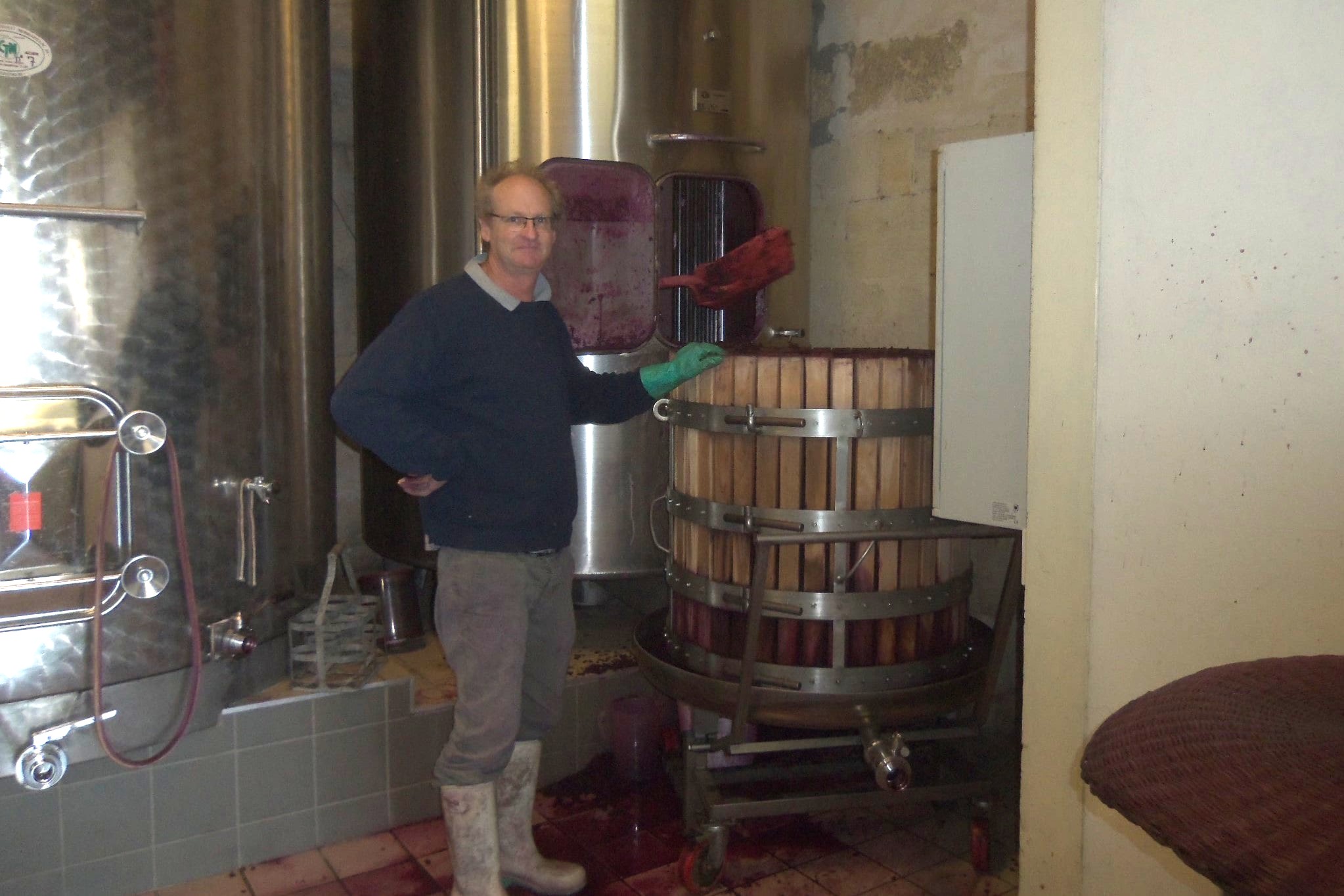 Décuvage du marc au château les Cabannes par Peter